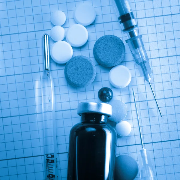 Medical bottle and syringe — Stock Photo, Image