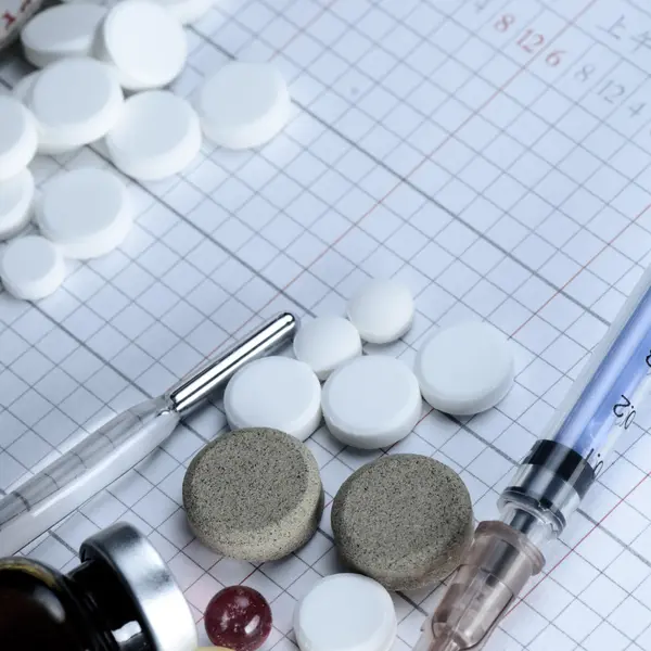 Medical bottle and syringe — Stock Photo, Image