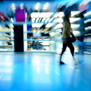 kalabalık Pazar ayakkabı dükkanında alışveriş