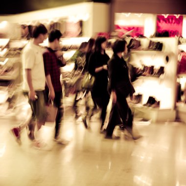 kalabalık Pazar ayakkabı dükkanında alışveriş