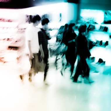 kalabalık Pazar ayakkabı dükkanında alışveriş