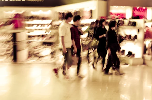Shopping crowd at marketplace shoe shop — Stock Photo, Image