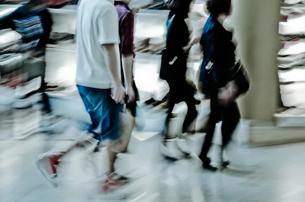 Shoppiing menigte op marketplace — Stockfoto