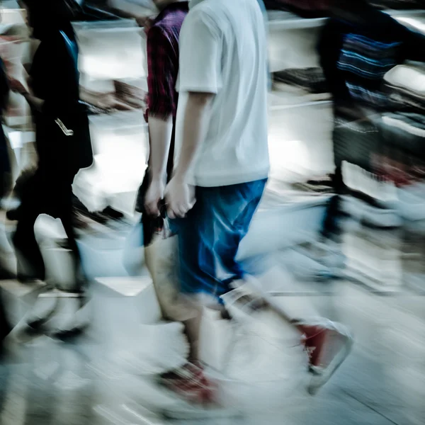 Multidão shoppiing no mercado — Fotografia de Stock