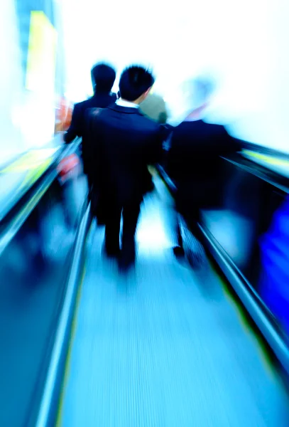 Городской пассажир на лифте на станции метро — стоковое фото