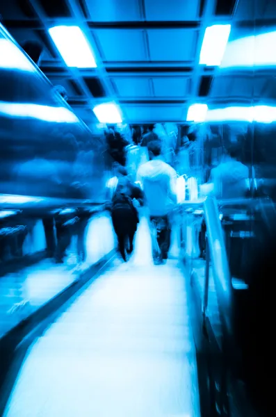 城市乘客在地铁站的电梯 — 图库照片