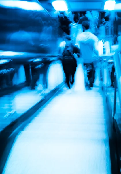 Міський пасажир на ліфті на станції метро — стокове фото