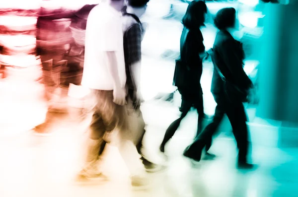 Shopping crowd at marketplace shoe shop — Stock Photo, Image