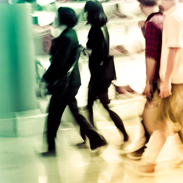 Shopping folkmassan på marketplace skoaffär — Stockfoto