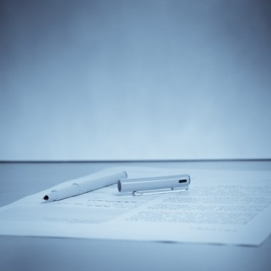 kalem ve kağıt üstünde okul sırası