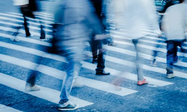 Menigte op zebrapad straat — Stockfoto