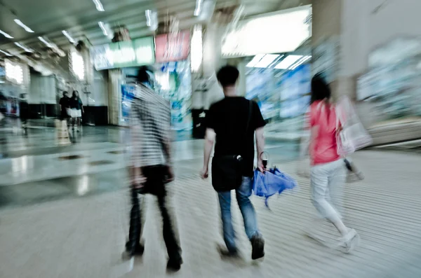 Camminando shopper per strada — Foto Stock