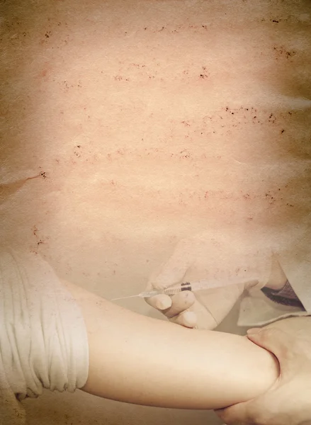 Arzt spritzt Impfung mit Patientenhand altes Grunge-Papier — Stockfoto