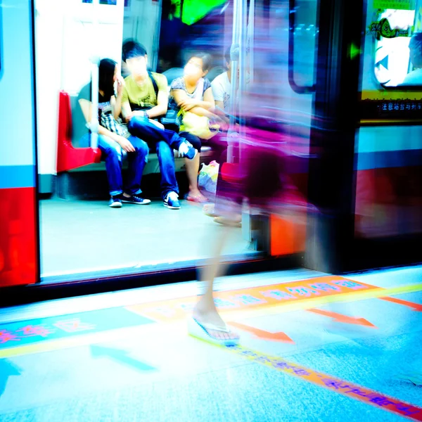 Na peronie stacji metra opuszczania pociągu — Zdjęcie stockowe