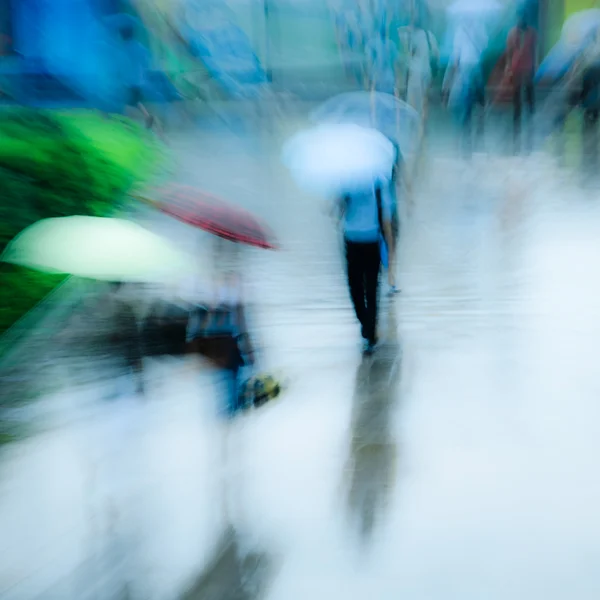 Grande città a piedi su strada in giorno di pioggia — Foto Stock