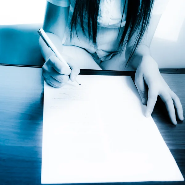 Mulheres de negócios endossar em contrato de papel — Fotografia de Stock