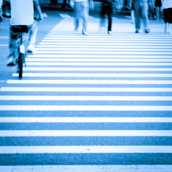 Pedestres na rua da cidade — Fotografia de Stock