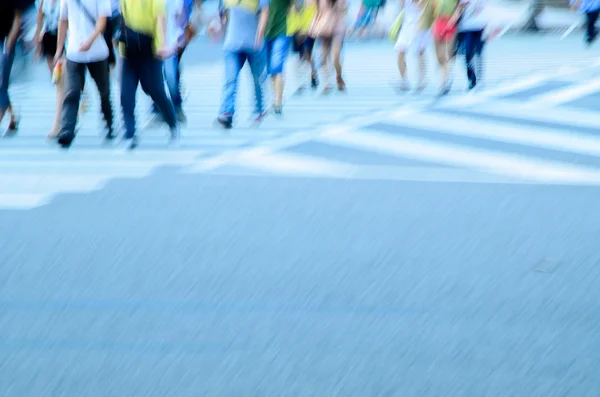 Voetgangers in stad straat — Stockfoto