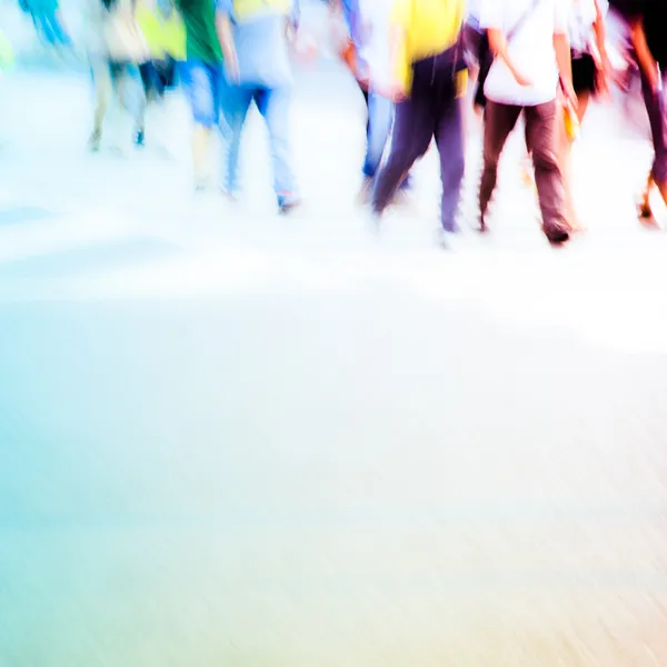 Fußgänger in der Stadtstraße — Stockfoto