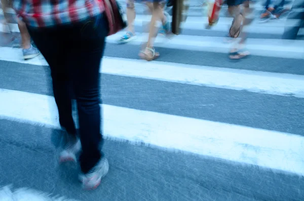 Пешеходы на городской улице — стоковое фото