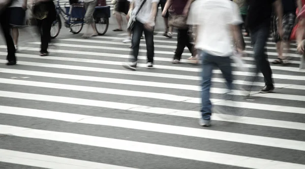 Wandelen op grote stad straat — Stockfoto