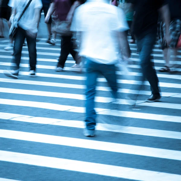 Andando na rua da cidade grande — Fotografia de Stock