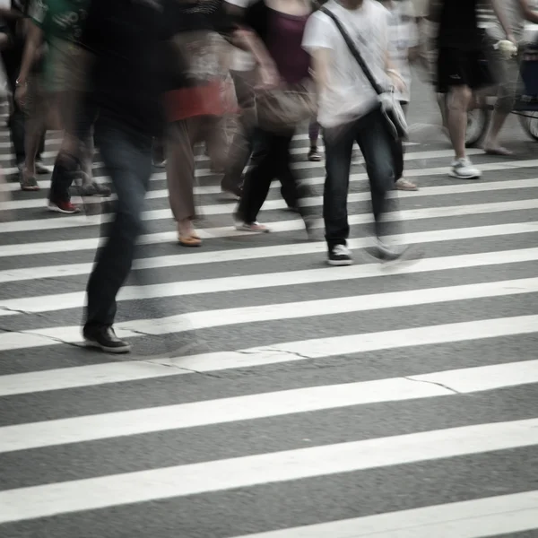 Walking on big city street — Stock Photo, Image