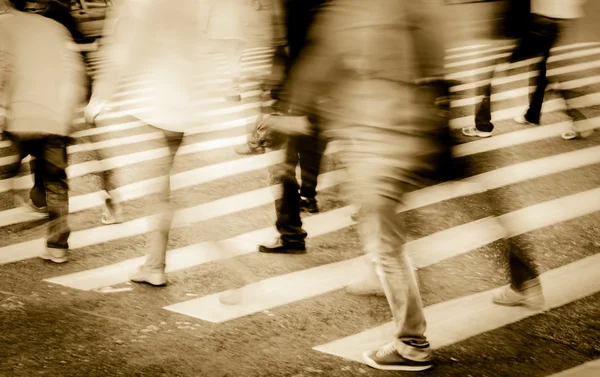 Multidão em zebra cruzando rua — Fotografia de Stock