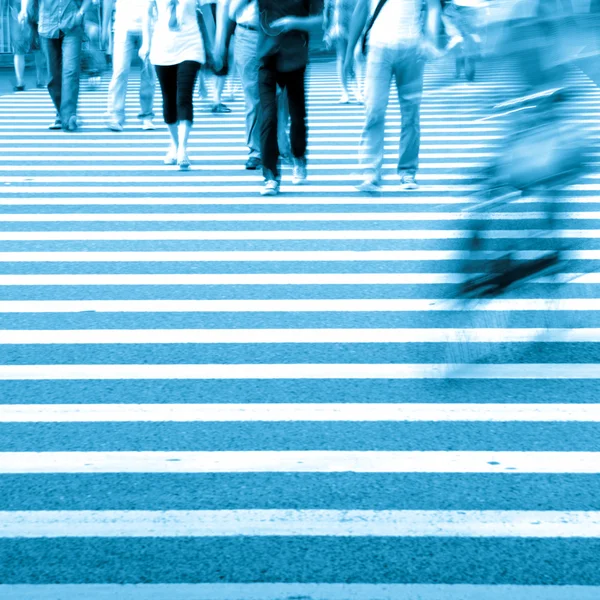 Peatones en la calle de la ciudad — Foto de Stock