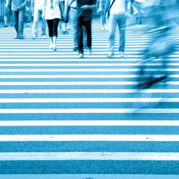 Peatones en la calle de la ciudad —  Fotos de Stock