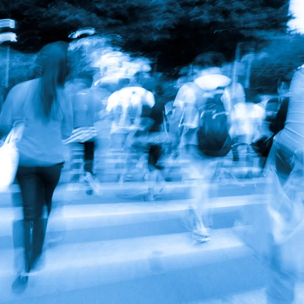 Caminhada de negócios na rua — Fotografia de Stock