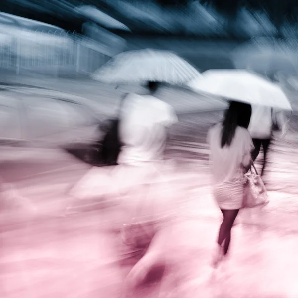 大都市は雨の日の道を歩き — ストック写真