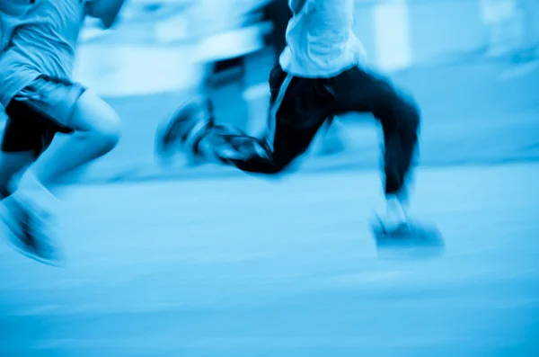 Correndo criança na pista de esporte movimento turvo — Fotografia de Stock