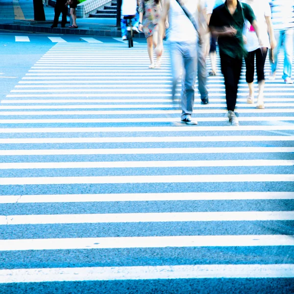 Fotgängare i stad gata — Stockfoto