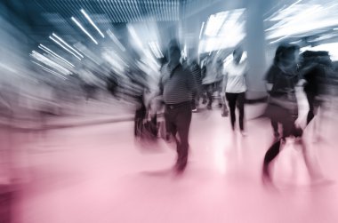 yolcu yürüyerek metroya istasyonunda bulanıklık