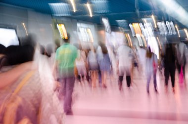 yolcu yürüyerek metroya istasyonunda bulanıklık