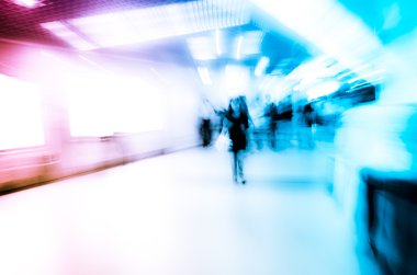 yolcu yürüyerek metroya istasyonunda bulanıklık