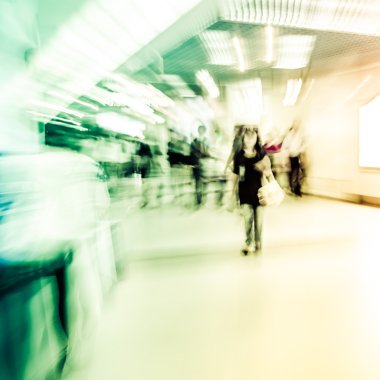 yolcu yürüyerek metroya istasyonunda bulanıklık