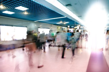 yolcu yürüyerek metroya istasyonunda bulanıklık