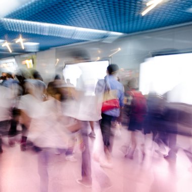yolcu yürüyerek metroya istasyonunda bulanıklık