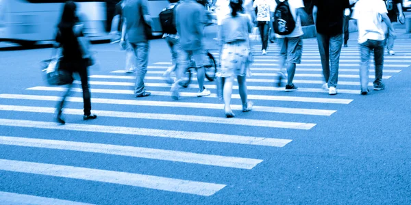 Business promenad på street — Stockfoto