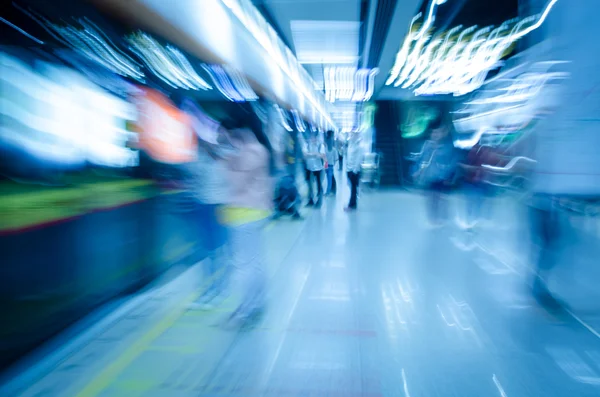 Multidão de passageiros na estação de metrô — Fotografia de Stock