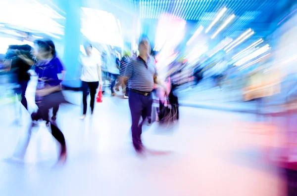 Flou promenade des passagers à la station de métro — Photo