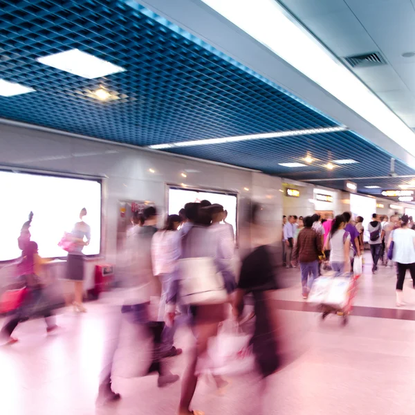 Blur paseo de pasajeros en la estación de metro —  Fotos de Stock