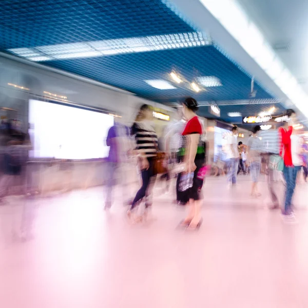 Blur caminhada de passageiros na estação de metrô — Fotografia de Stock