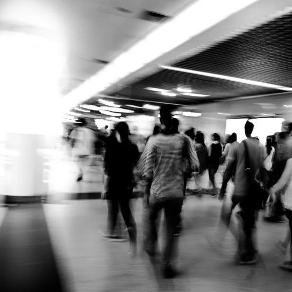 Blur caminhada de passageiros na estação de metrô — Fotografia de Stock