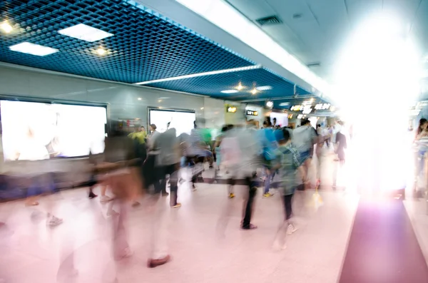 Blur caminhada de passageiros na estação de metrô — Fotografia de Stock