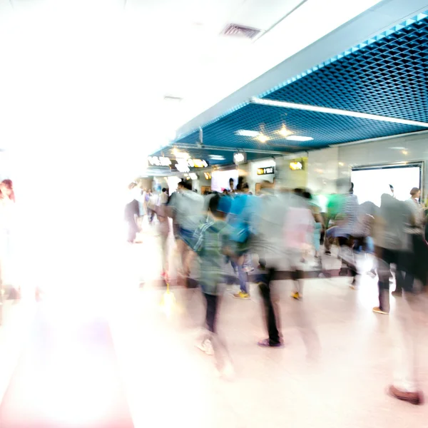 Passeggiata passeggeri sfocata alla stazione della metropolitana — Foto Stock