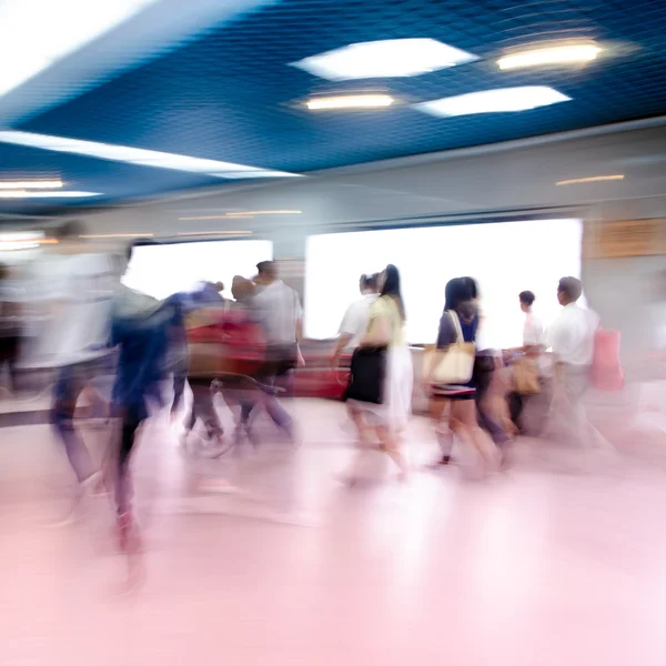 Blur paseo de pasajeros en la estación de metro — Foto de Stock