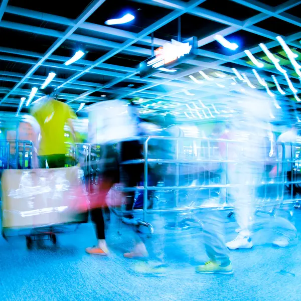 地下鉄の駅で旅客ウォーク — ストック写真